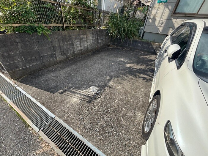 物件外観写真4　(駐車場)