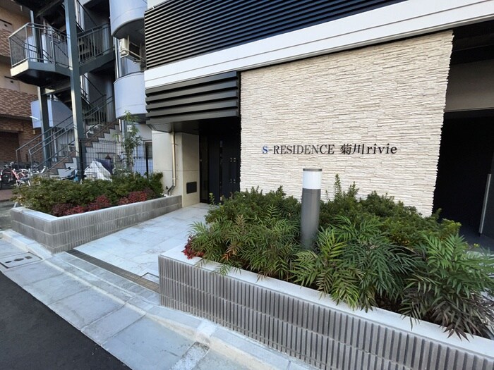 物件外観写真2　(エントランス部分)