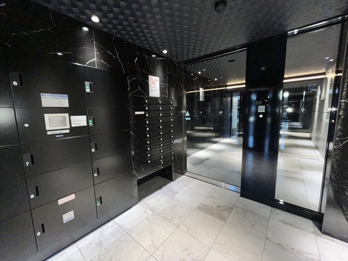 物件外観写真3　(エントランス部分)