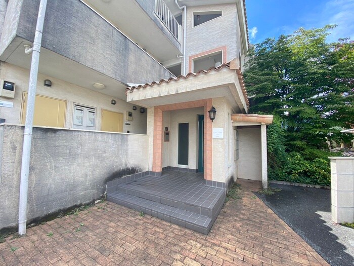 物件外観写真5　(エントランス部分)