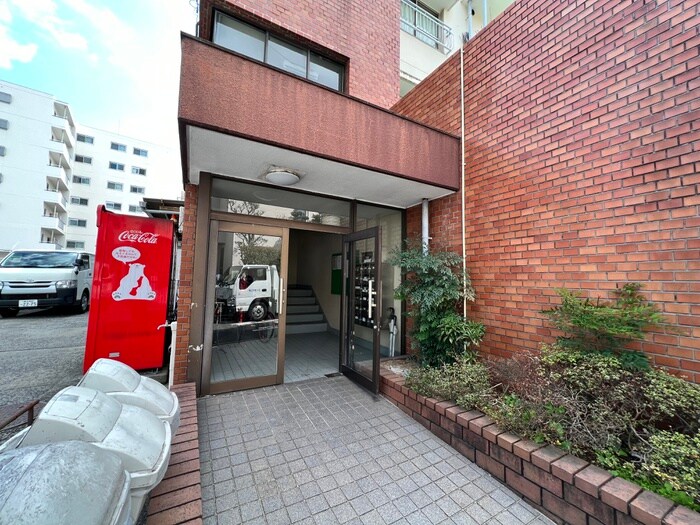 物件外観写真6　(エントランス部分)