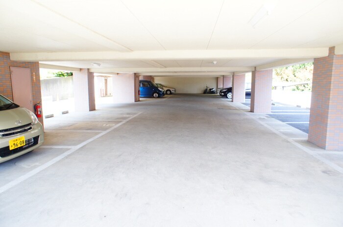 物件外観写真3　(駐車場)