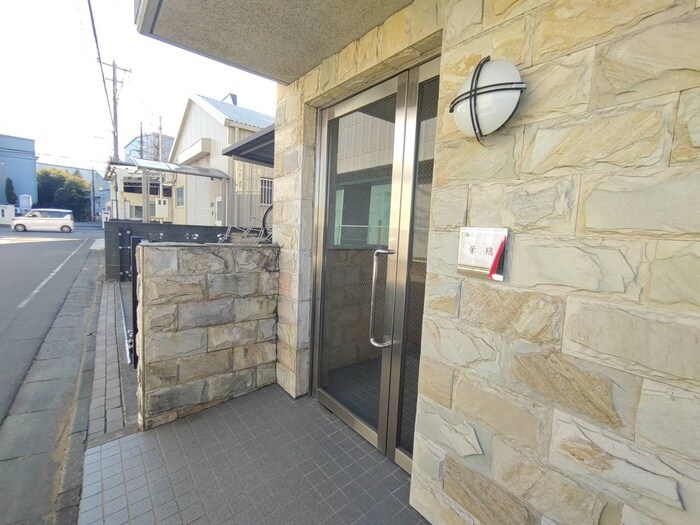 物件外観写真3　(エントランス部分)