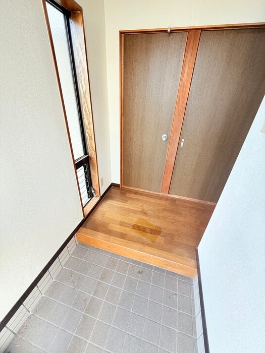 物件内観写真16　(玄関)