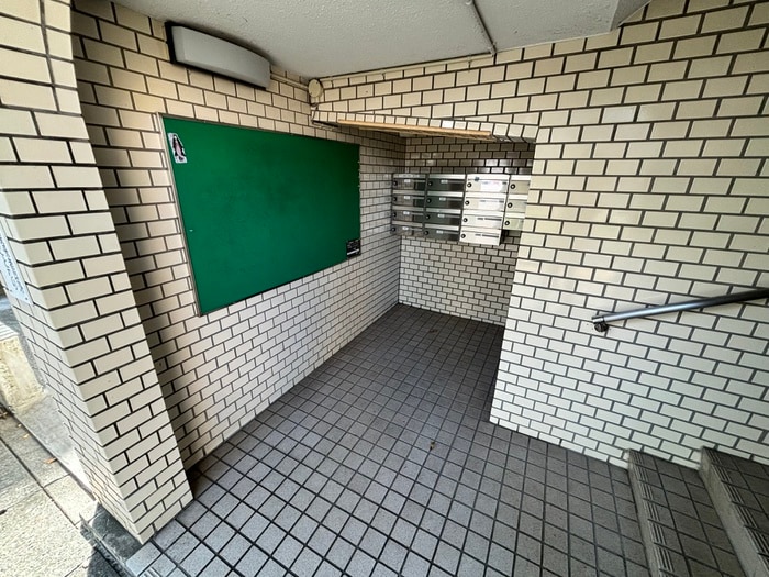 物件外観写真3　(エントランス部分)