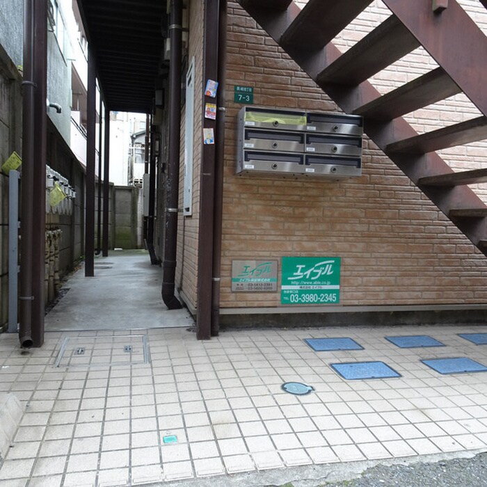 物件外観写真3　(エントランス部分)