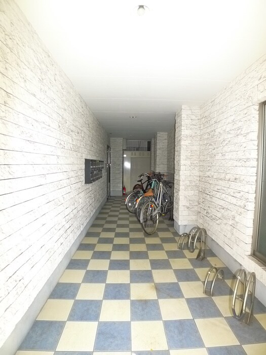 物件外観写真4　(エントランス部分)