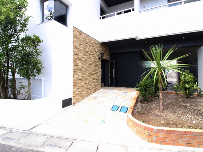 物件外観写真2　(エントランス部分)