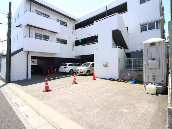 物件外観写真3　(駐車場)