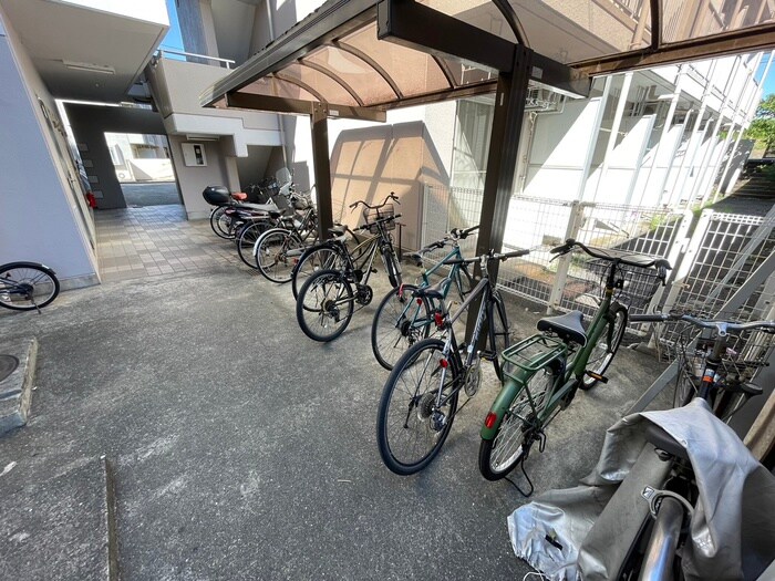 物件外観写真4　(駐輪場)