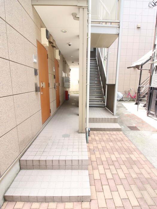 物件外観写真3　(エントランス部分)