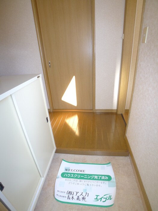 物件内観写真4　(玄関)