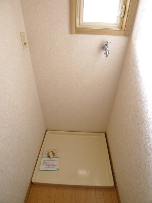 物件内観写真5　(洗濯機置場)