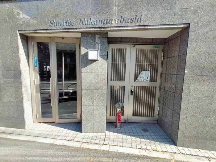 物件外観写真2　(エントランス部分)