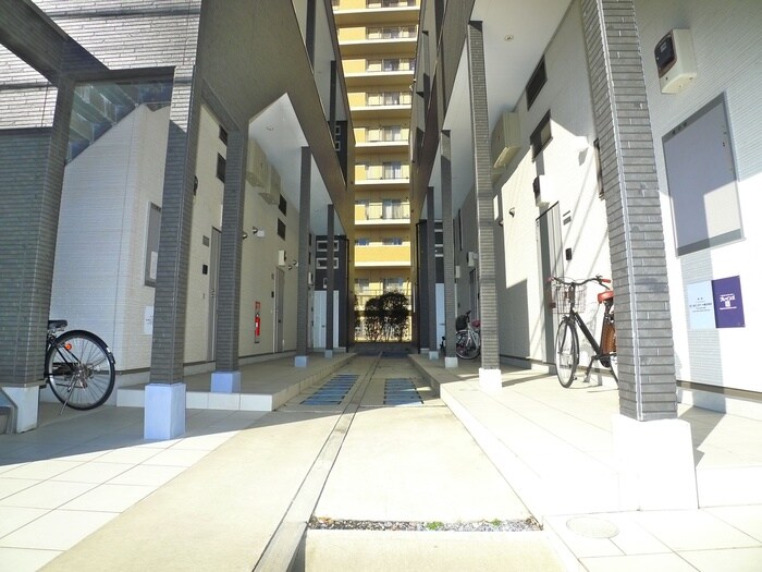 物件外観写真2　(エントランス部分)