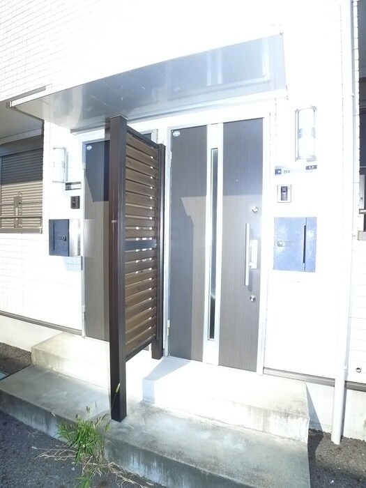 物件外観写真3　(エントランス部分)