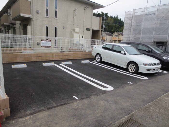 物件外観写真4　(駐車場)