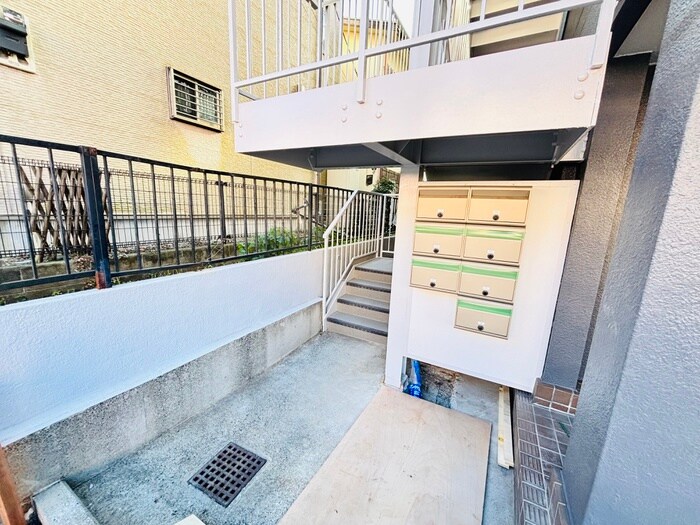 物件外観写真2　(エントランス部分)