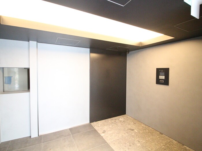 物件外観写真5　(エントランス部分)