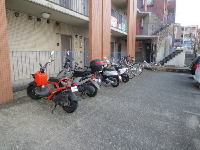 物件外観写真4　(バイク置き場)