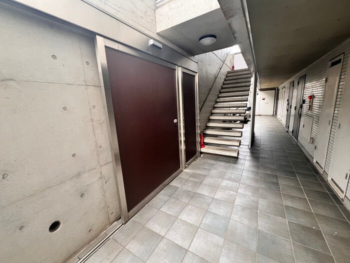 物件外観写真5　(エントランス部分)