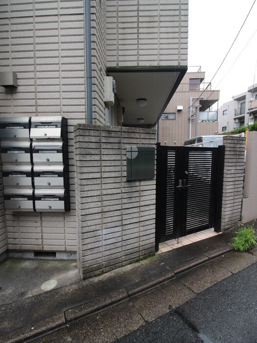 物件外観写真3　(エントランス部分)