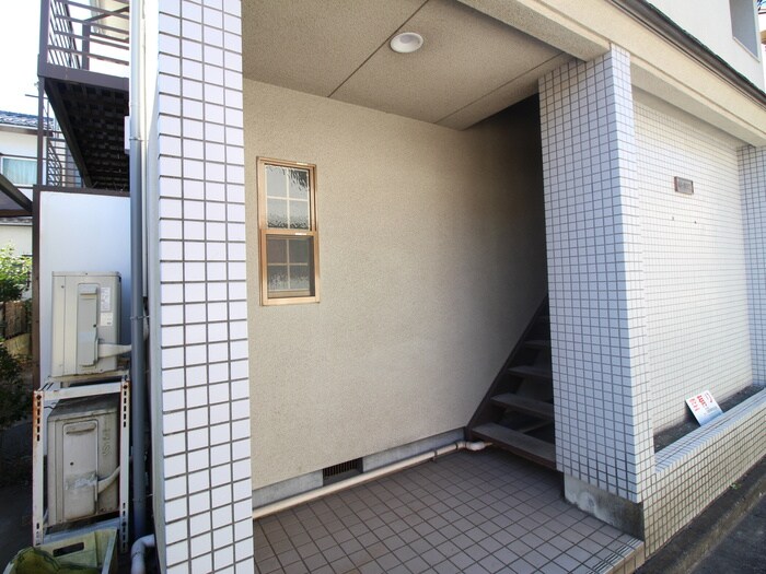 物件外観写真4　(エントランス部分)