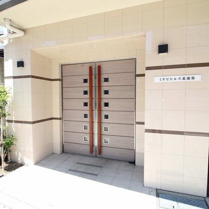 物件外観写真2　(エントランス部分)