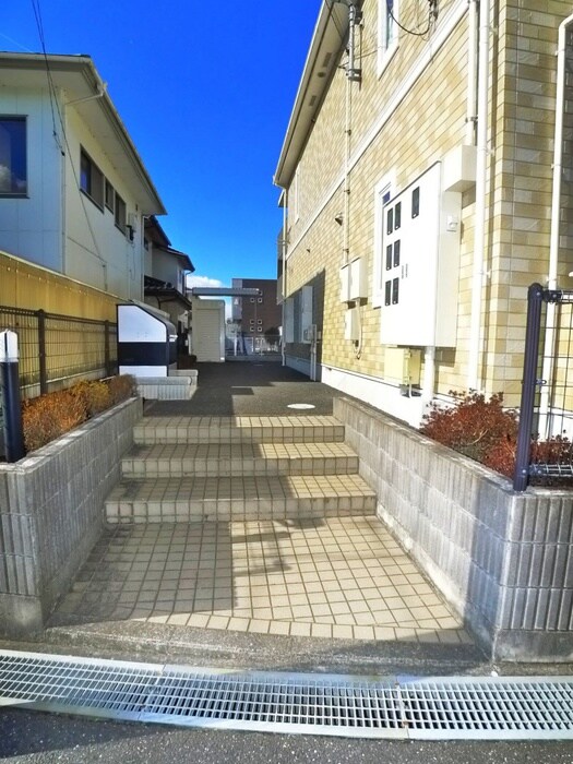 物件外観写真3　(エントランス部分)