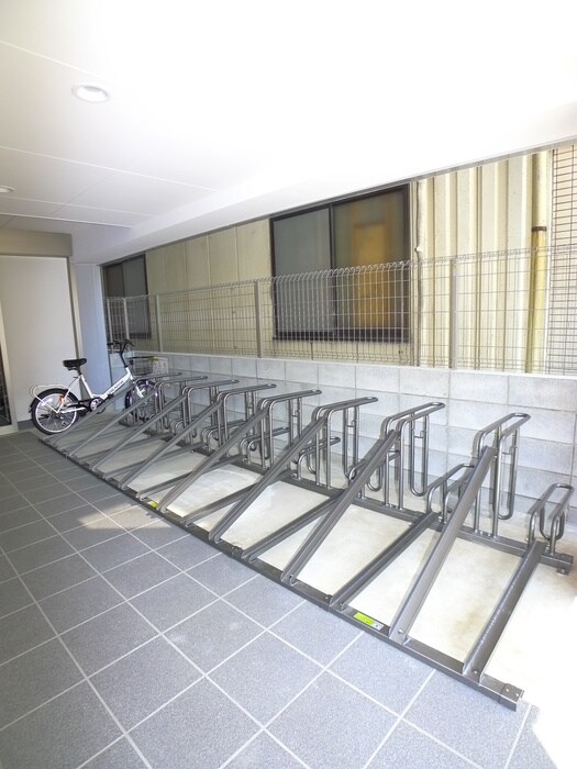 物件外観写真4　(駐輪場)
