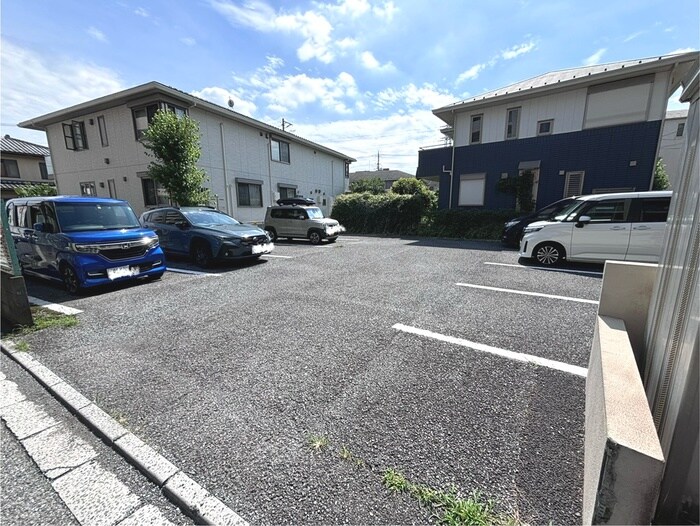 物件外観写真5　(駐車場)