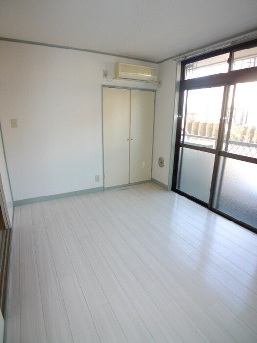 物件内観写真8　(室内からの展望)