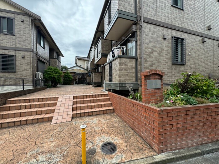 物件外観写真3　(エントランス部分)