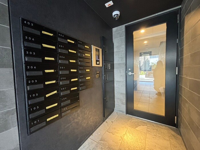 物件外観写真2　(エントランス部分)