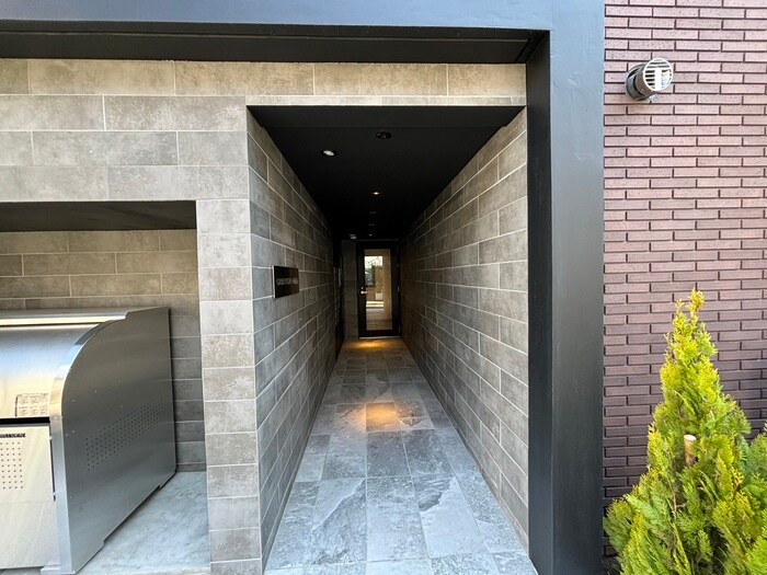 物件外観写真4　(エントランス部分)