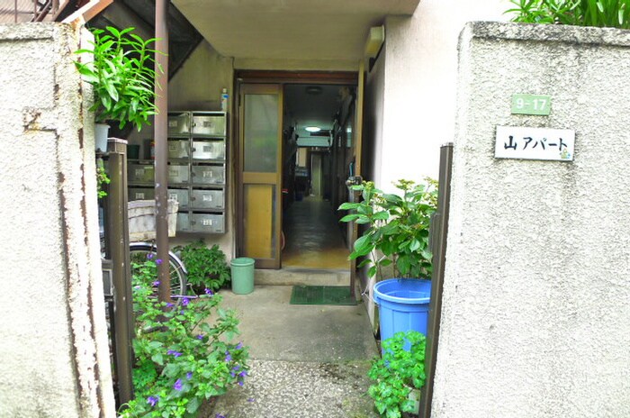 物件外観写真3　(エントランス部分)