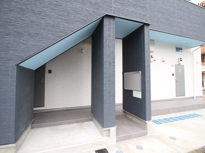 物件外観写真2　(エントランス部分)