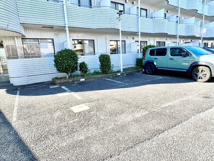 物件外観写真4　(駐車場)