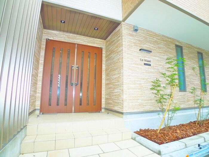 物件外観写真3　(エントランス部分)