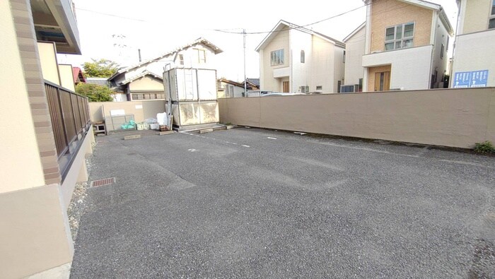 物件外観写真5　(駐車場)
