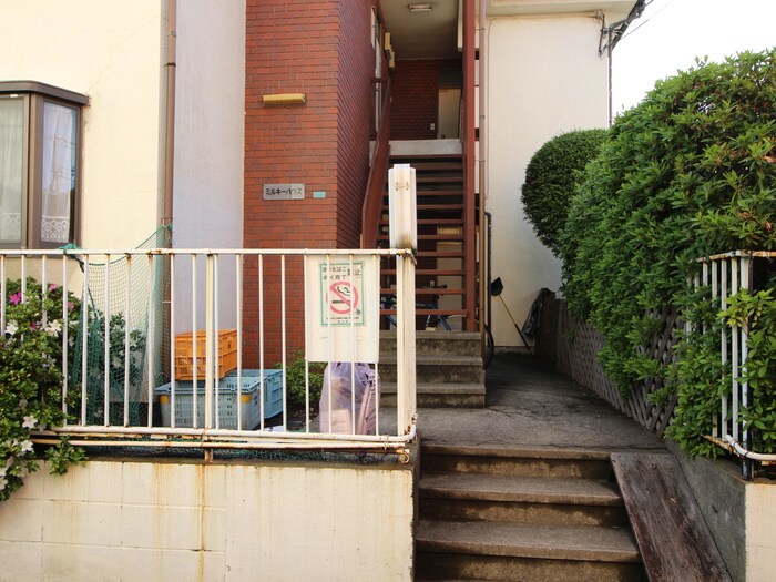 物件外観写真2　(エントランス部分)