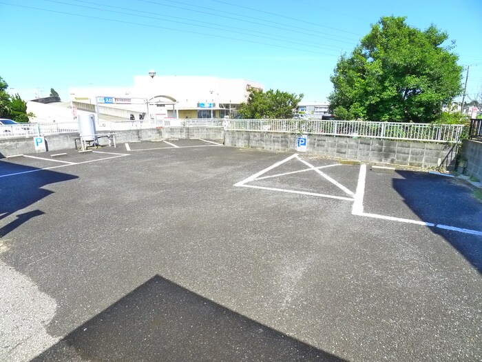 物件外観写真4　(駐車場)