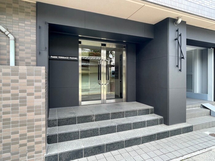 物件外観写真2　(エントランス部分)