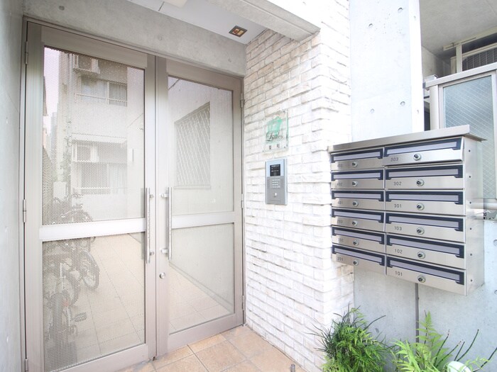 物件外観写真3　(エントランス部分)