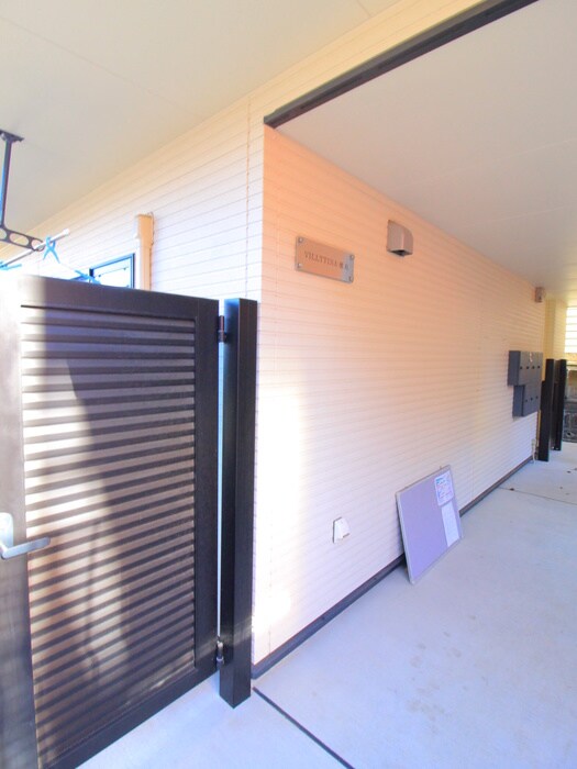 物件外観写真3　(エントランス部分)