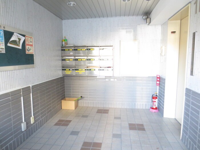 物件外観写真3　(エントランス部分)