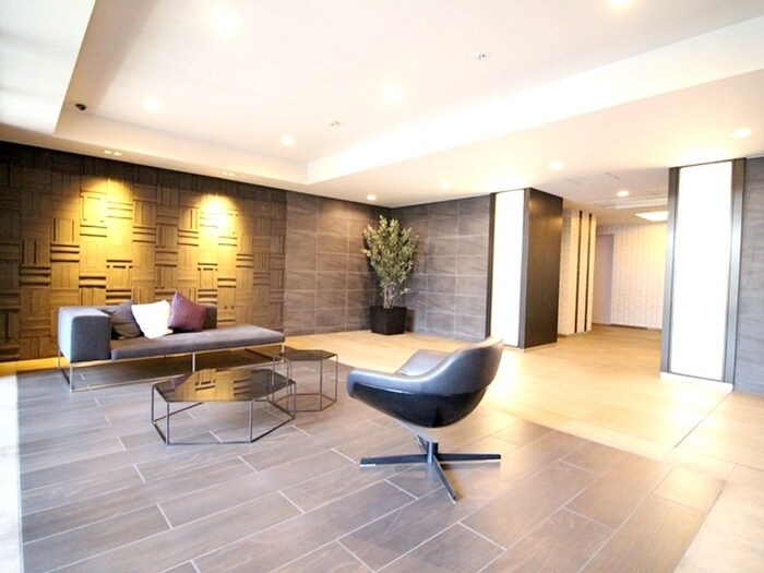 物件外観写真2　(エントランス部分)