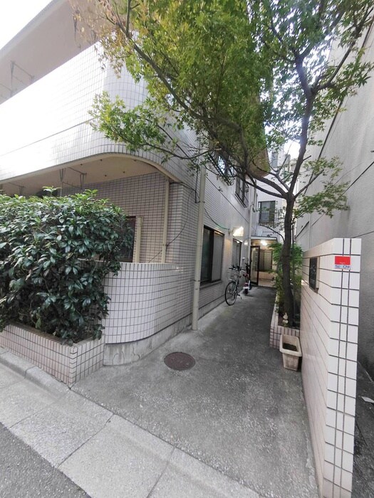 物件外観写真3　(エントランス部分)