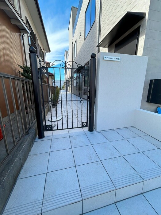 物件外観写真4　(エントランス部分)