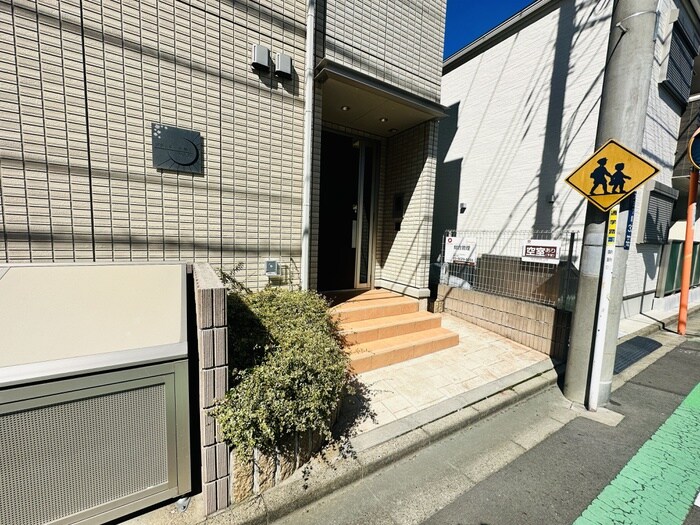 物件外観写真2　(エントランス部分)